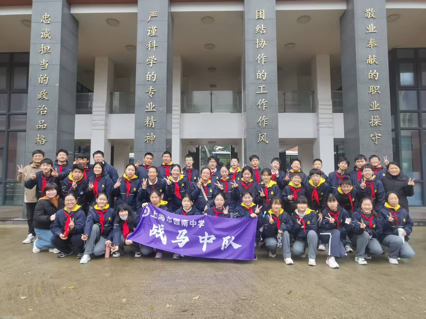 8班集体照.jpg 8班集体照.jpg