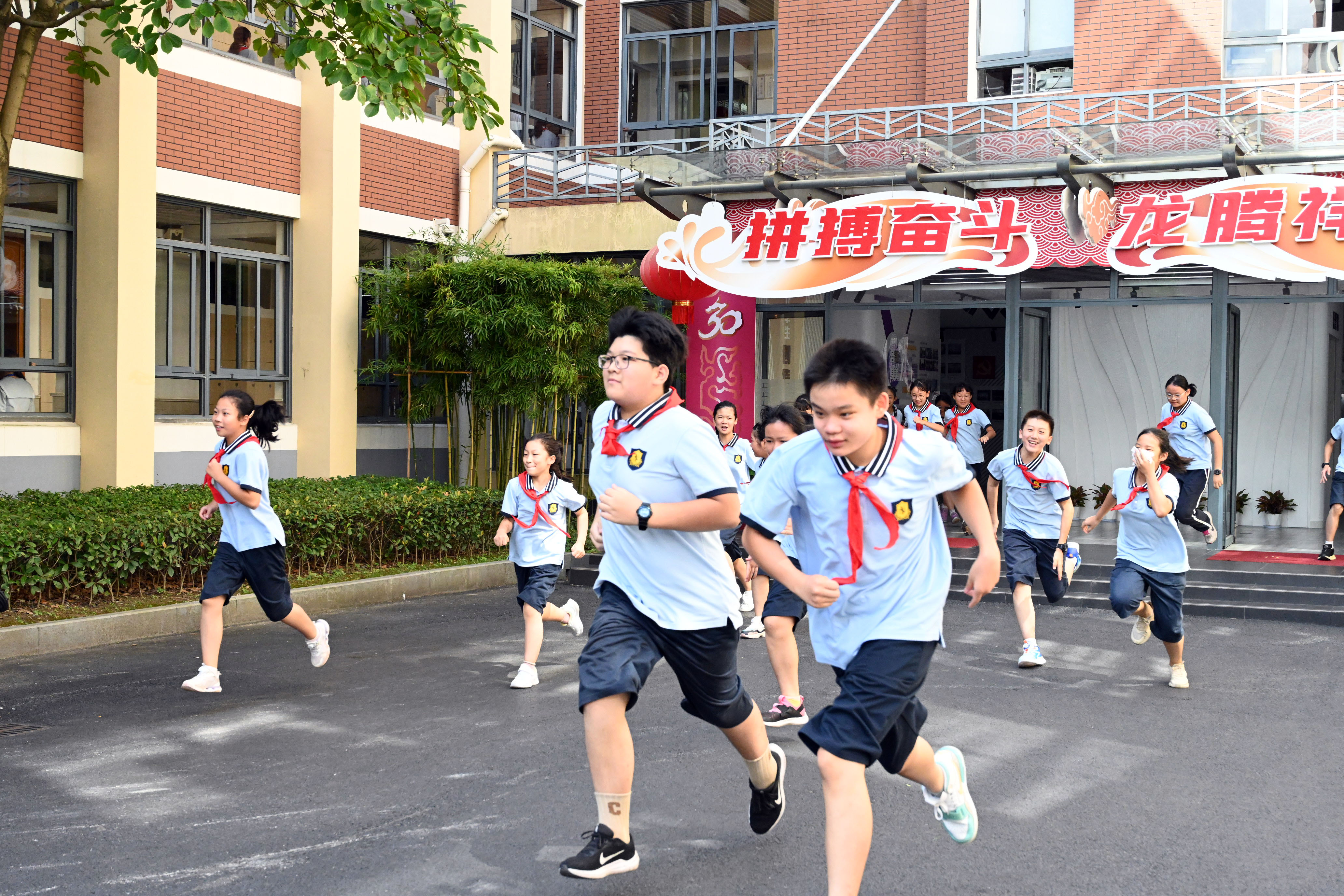 学生奔跑.JPG